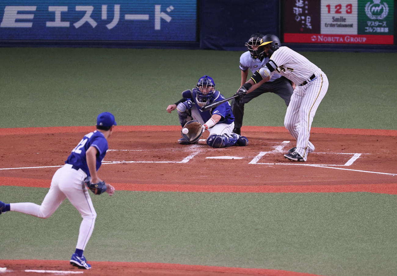 1回裏阪神1死一塁、ロドリゲスは空振り三振に倒れる（撮影・宮崎幸一）