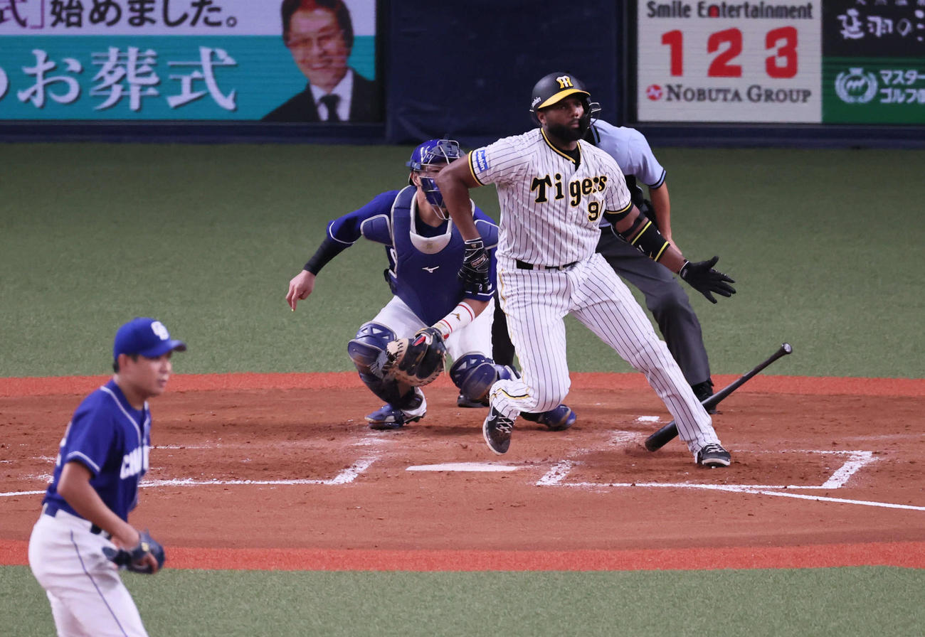 4回裏阪神無死一塁、ロドリゲスは三塁ゴロ併殺打に倒れる（撮影・宮崎幸一）