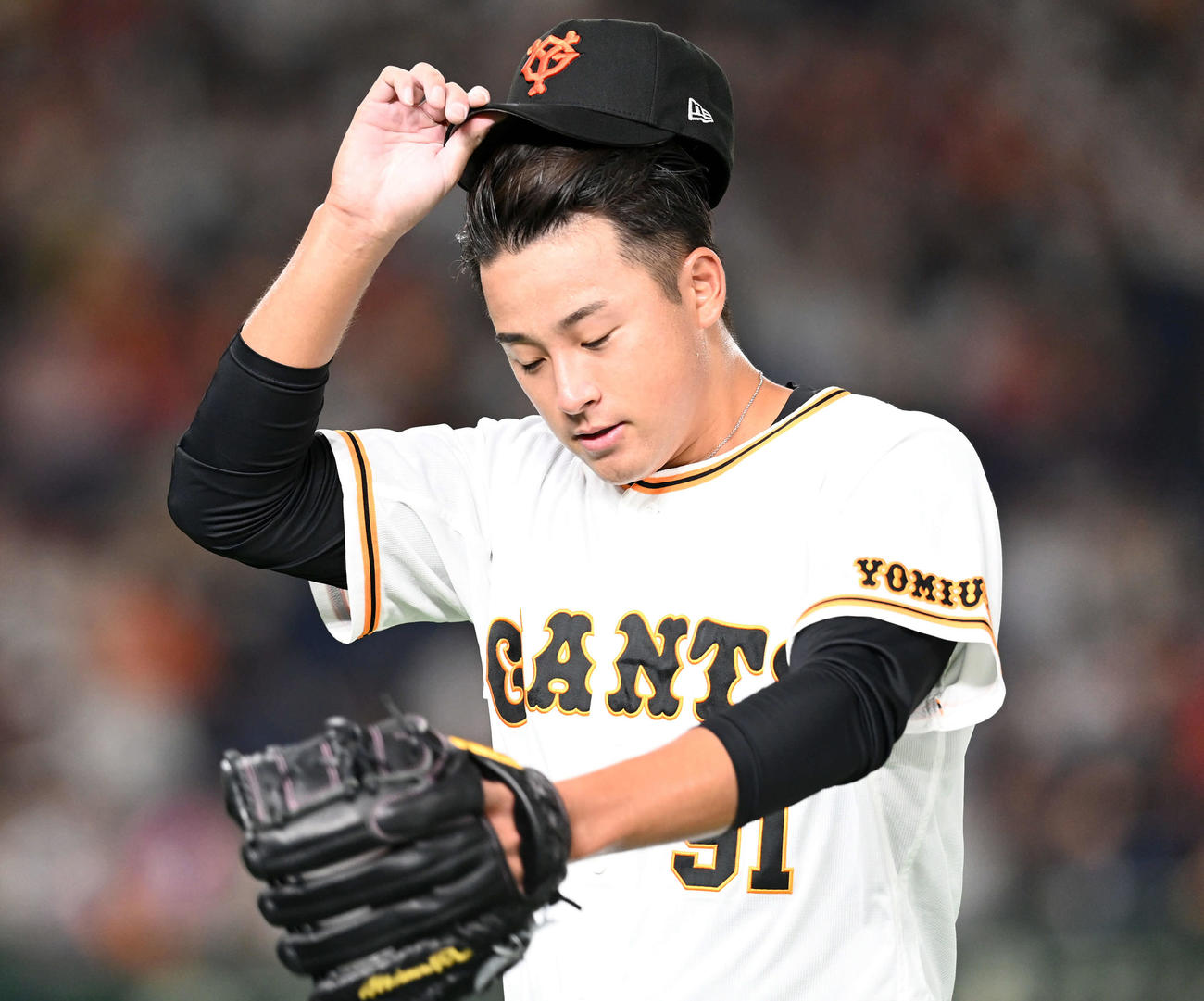 巨人対広島　5回途中で降板する巨人堀田（撮影・たえ見朱実）