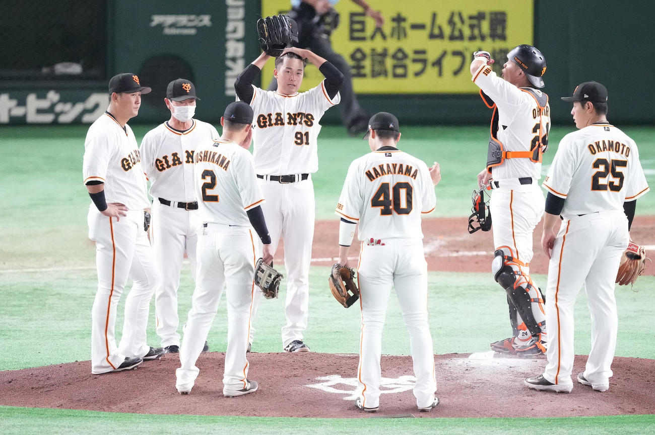 巨人対広島　5回表途中で降板する巨人先発の堀田（中央）（撮影・鈴木みどり）