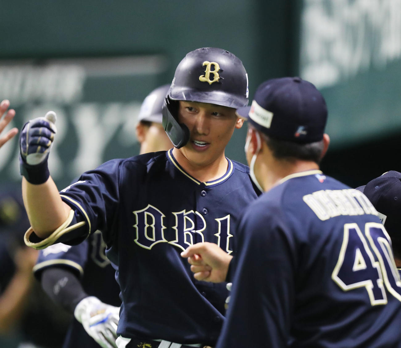 ソフトバンク対オリックス　1回表オリックス1死一塁、吉田正は右中間へ2点本塁打を放ち、ナインとグータッチをする（撮影・屋方直哉）