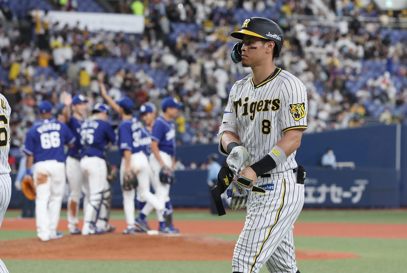 阪神対中日　9回裏阪神2死三塁、左飛に倒れ試合終了となり、悔しそうに引き揚げる佐藤輝（撮影・前田充）