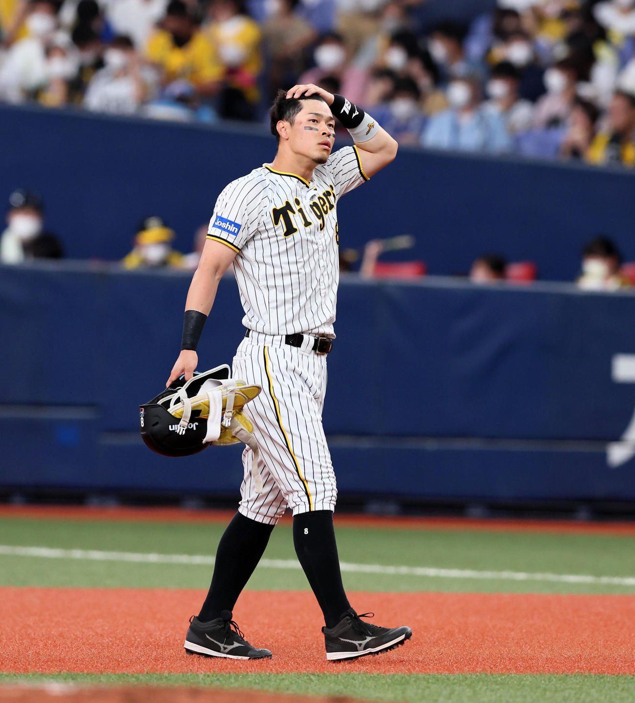 阪神対中日　1回裏阪神2死一塁、佐藤輝は中飛に倒れる（撮影・加藤哉）