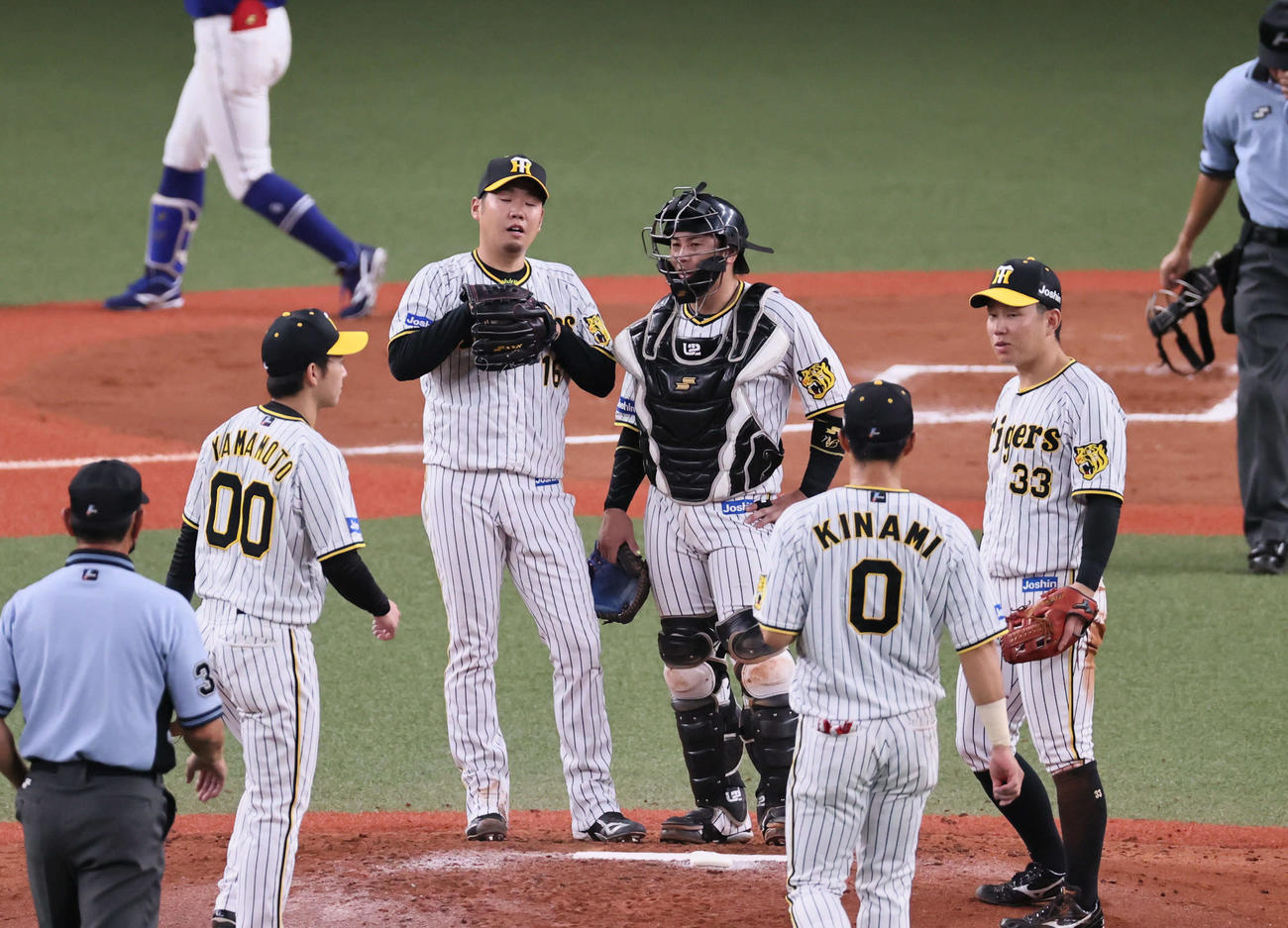 阪神対中日　7回表中日2死一、二塁、西勇（左）は梅野らと話し合う（撮影・宮崎幸一）