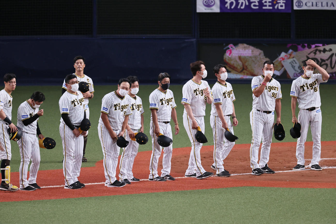 阪神対中日　完封負けを喫して整列する矢野監督（右端）と佐藤輝（左端）ら阪神ナイン（撮影・宮崎幸一）
