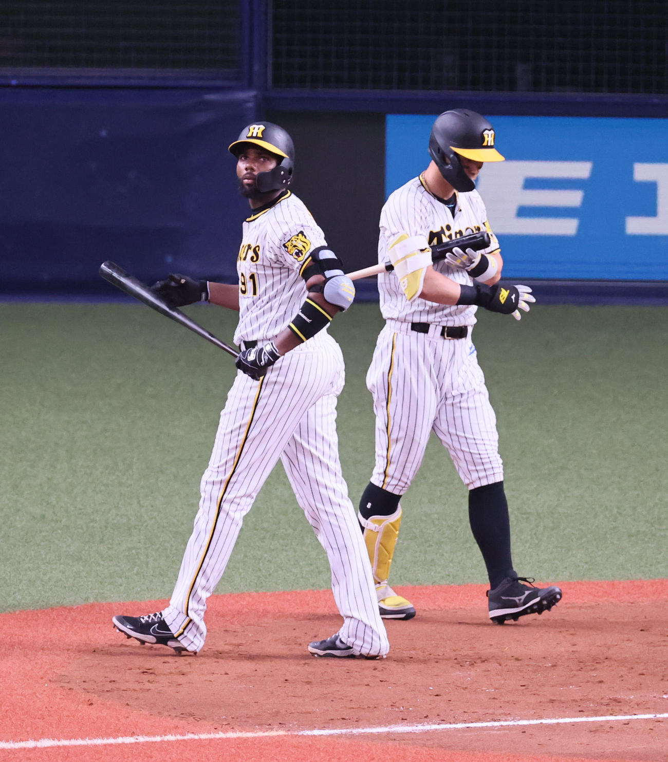 阪神対中日　7回裏阪神無死一塁、ロドリゲスは遊直に倒れベンチに戻る。右は佐藤輝（撮影・宮崎幸一）