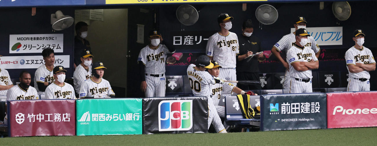 阪神対中日　9回裏阪神無死一、二塁、ロドリゲス（左端）が遊ゴロ併殺打に倒れ、矢野監督（右端）も渋い表情（撮影・宮崎幸一）
