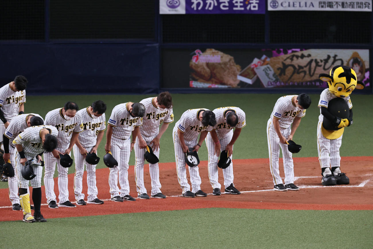 阪神対中日　完封負けを喫して整列する矢野監督（右端）と佐藤輝（左端）ら阪神ナイン（撮影・宮崎幸一）