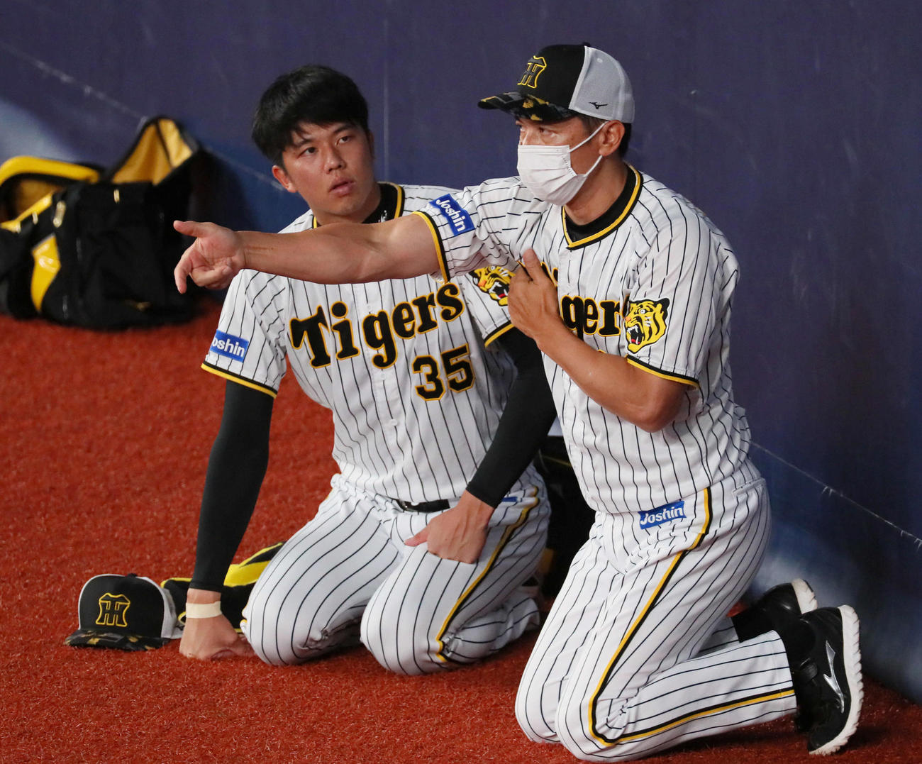 試合前練習で話し合う才木（左）と矢野監督（撮影・宮崎幸一）