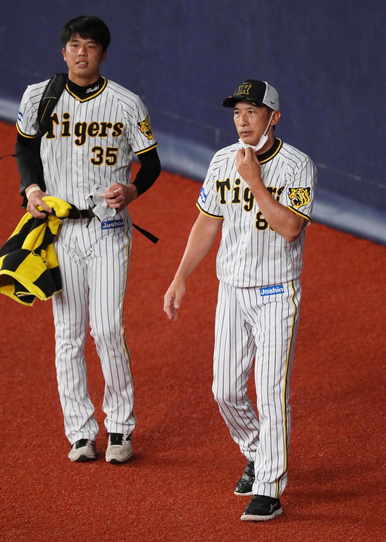 試合前練習で話し合う才木（左）と矢野監督（撮影・宮崎幸一）