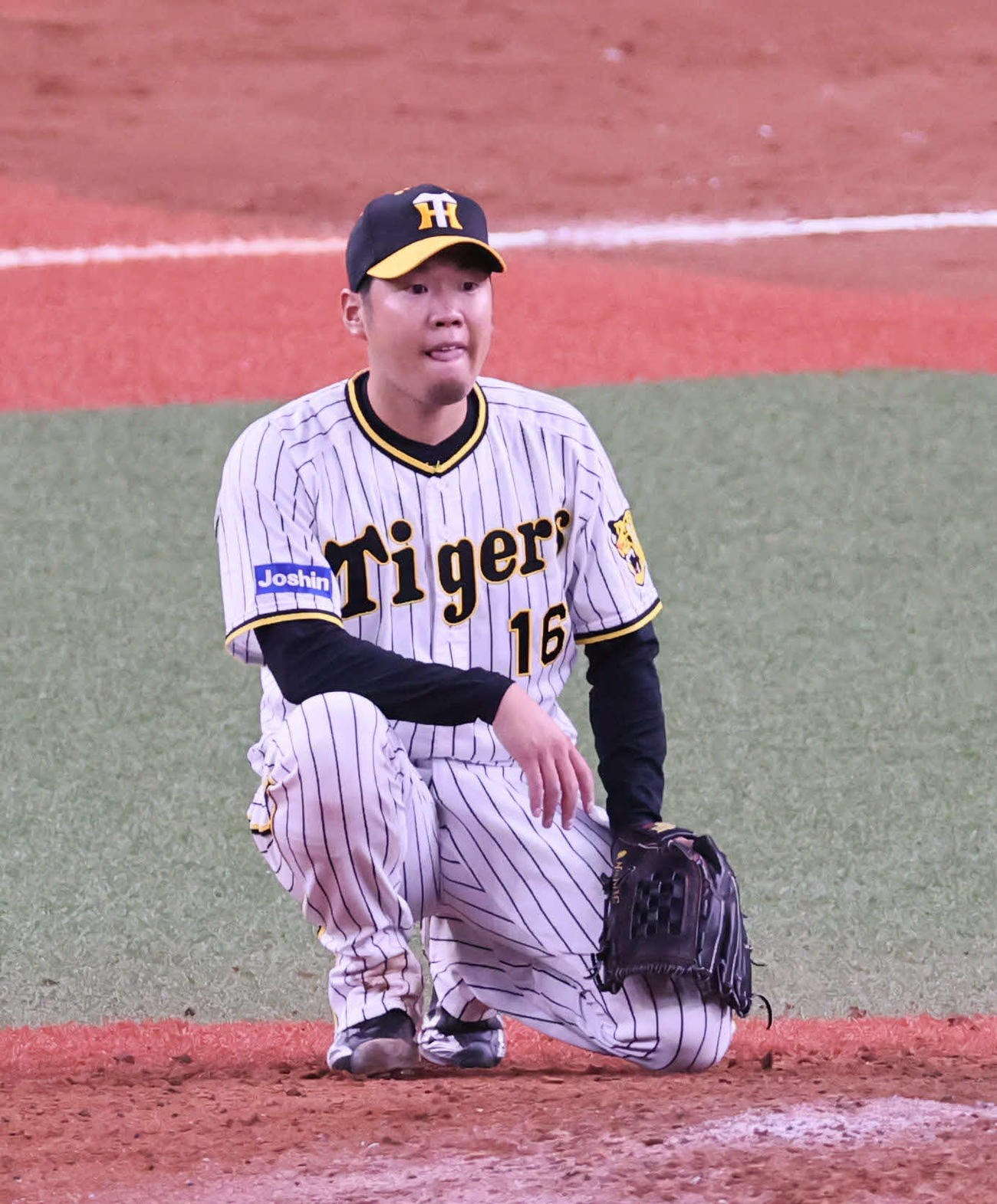 阪神対中日　8回表中日2死一塁、西勇は木下に左越え2点本塁打を浴びる（撮影・宮崎幸一）