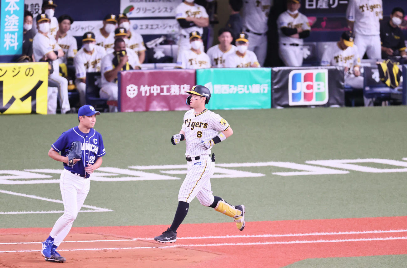 4回裏阪神2死、佐藤輝は一塁ゴロに倒れる（撮影・宮崎幸一）