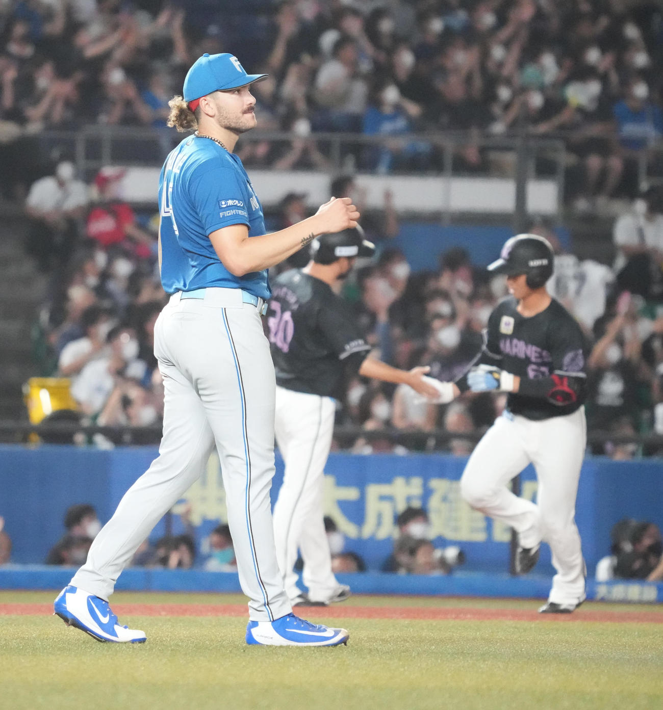 ロッテ対日本ハム　1回裏ロッテ1死一塁、日本ハム先発のポンセは茶谷（右）に左越えのプロ初となる先制2点本塁打を許す（撮影・小沢裕）