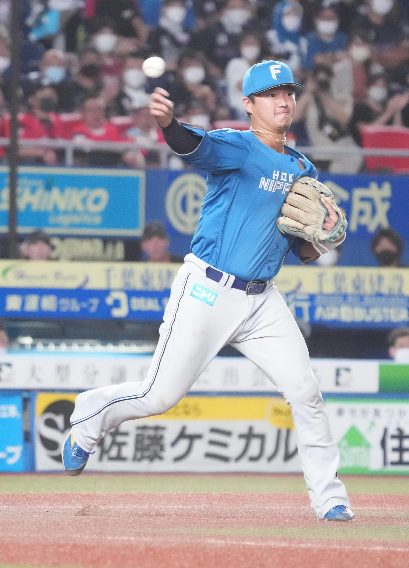 ロッテ対日本ハム　7回裏ロッテ無死一塁、日本ハム佐藤三塁手（左）は佐藤都のバント飛球を好捕。そのまま一塁へ転送し併殺とする（撮影・小沢裕）
