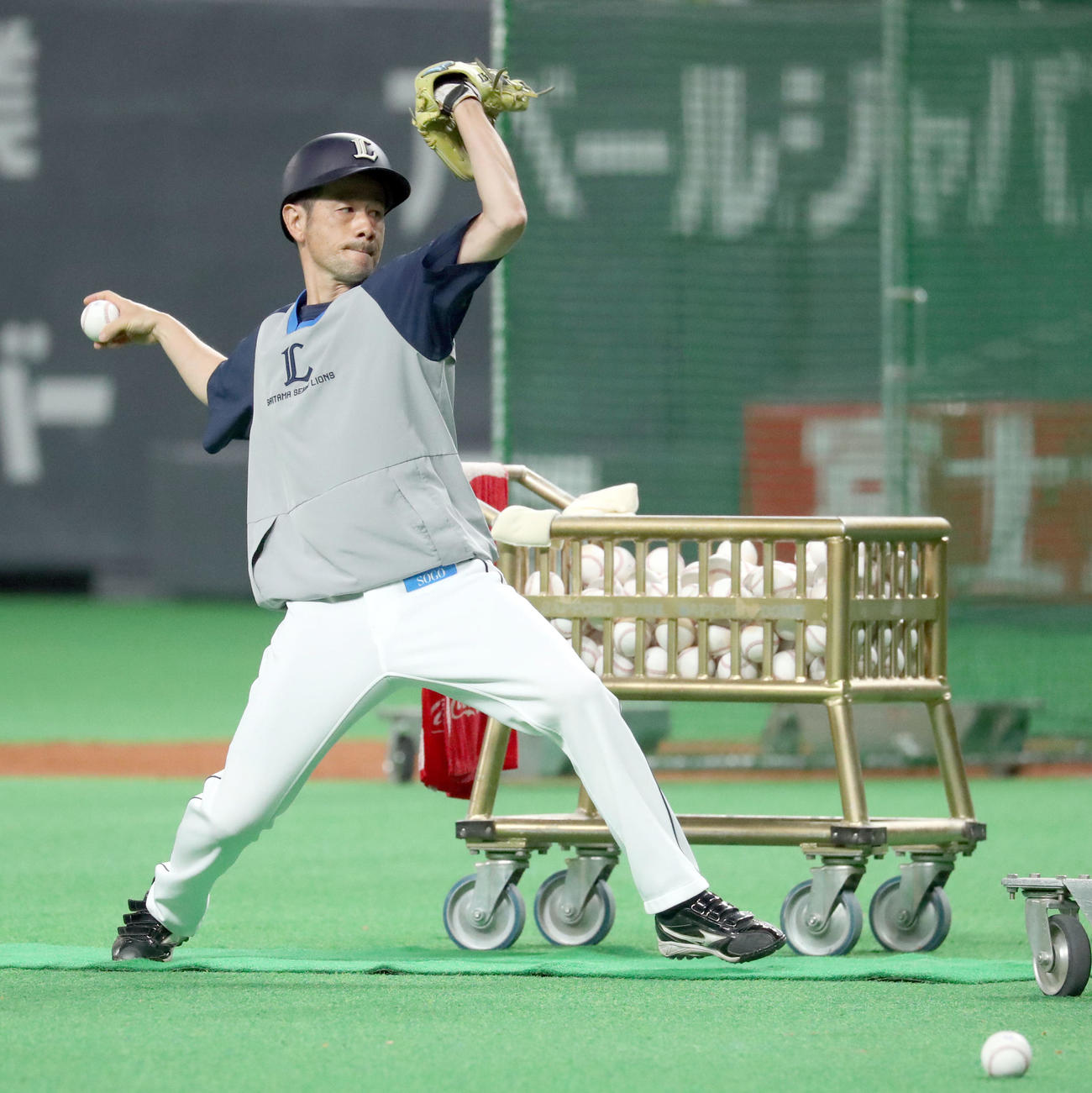 日本ハム対西武　試合前、投じる西武武藤打撃投手（撮影・佐藤翔太）