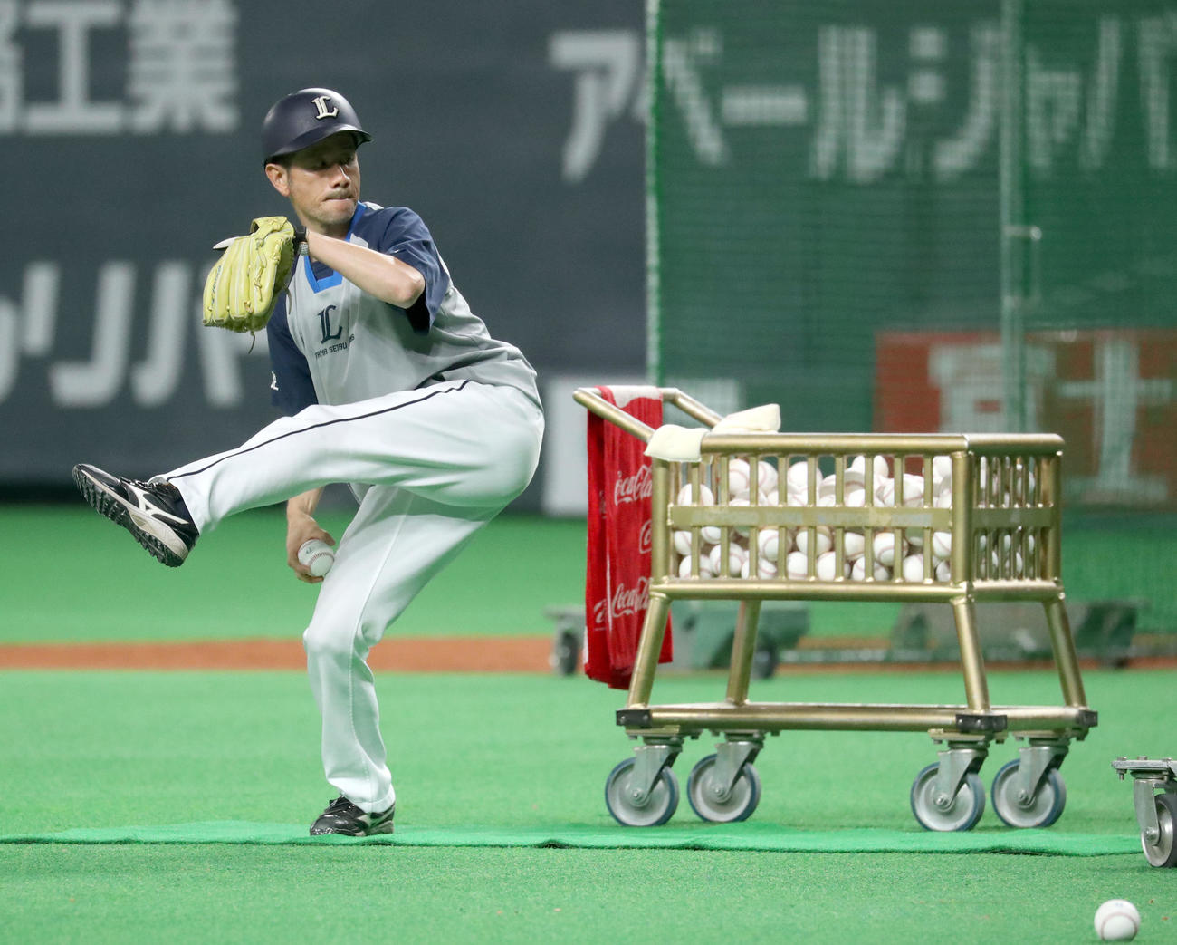 日本ハム対西武　試合前、投じる西武武藤打撃投手（撮影・佐藤翔太）