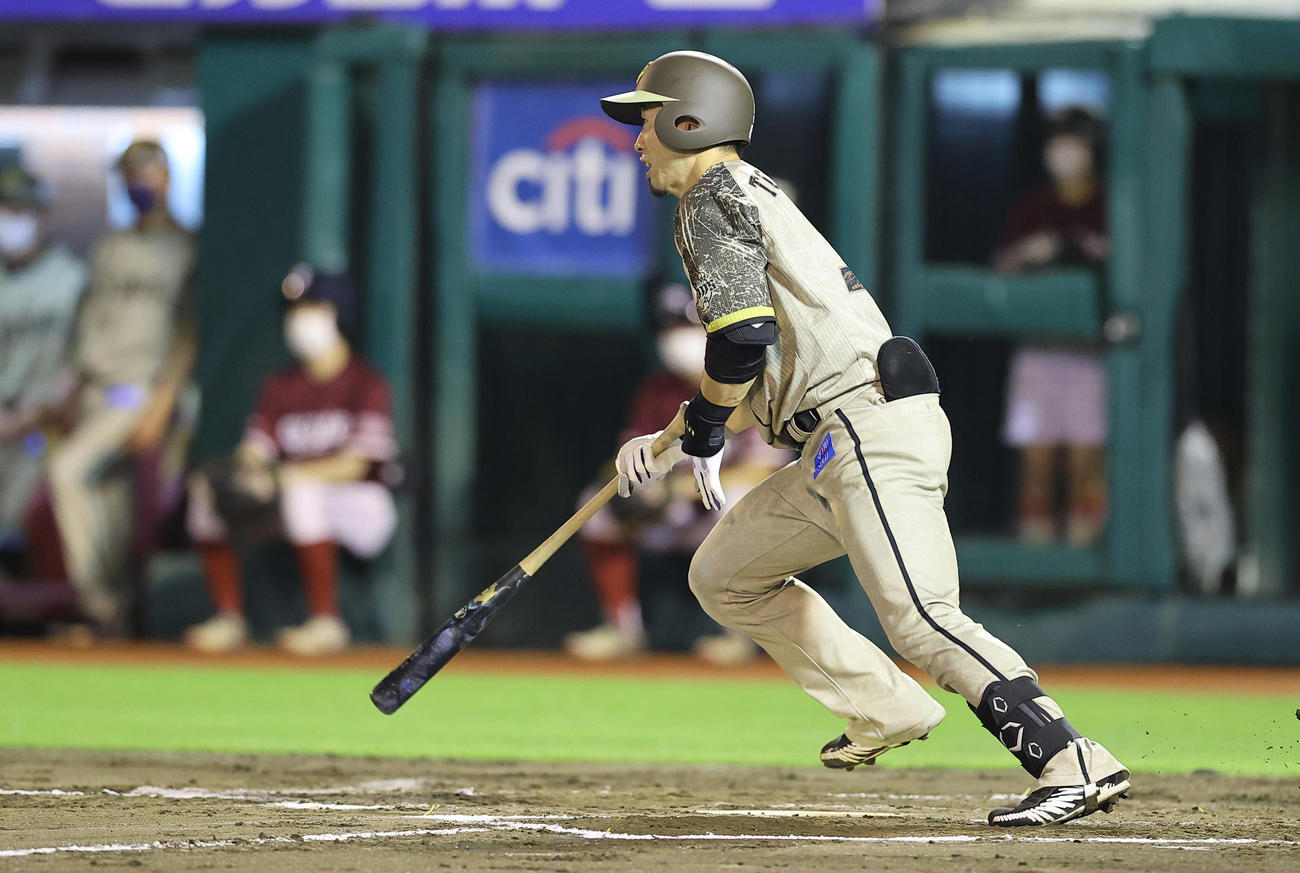 楽天対西武　7回表西武1死一、三塁、適時内野安打を放つ外崎（撮影・垰建太）