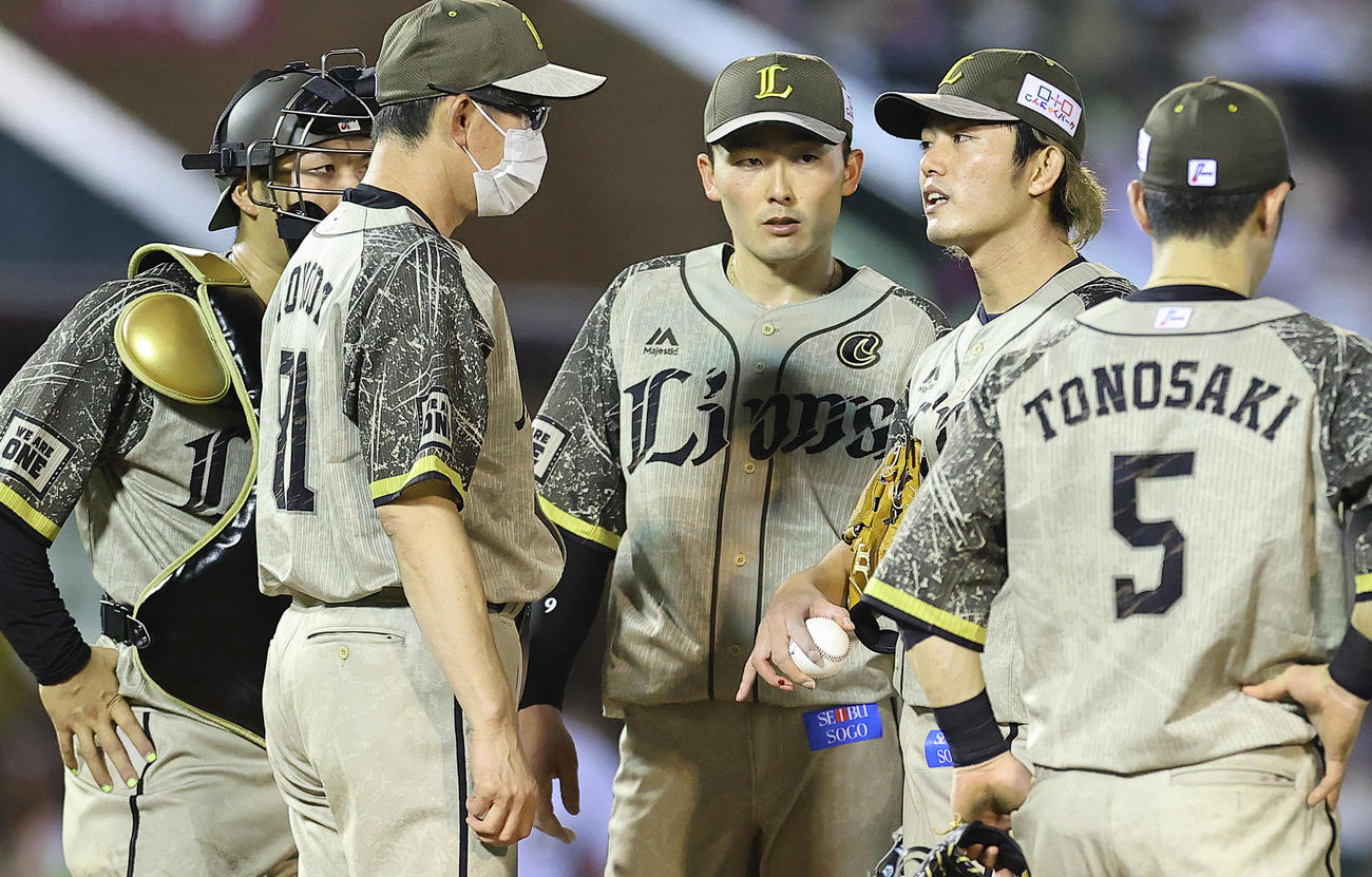 楽天対西武　7回裏楽天2死一、二塁、右手指のつめ付近から出血しマウンドでコーチやナインと話す西武先発の今井（右から2人目）（撮影・垰建太）