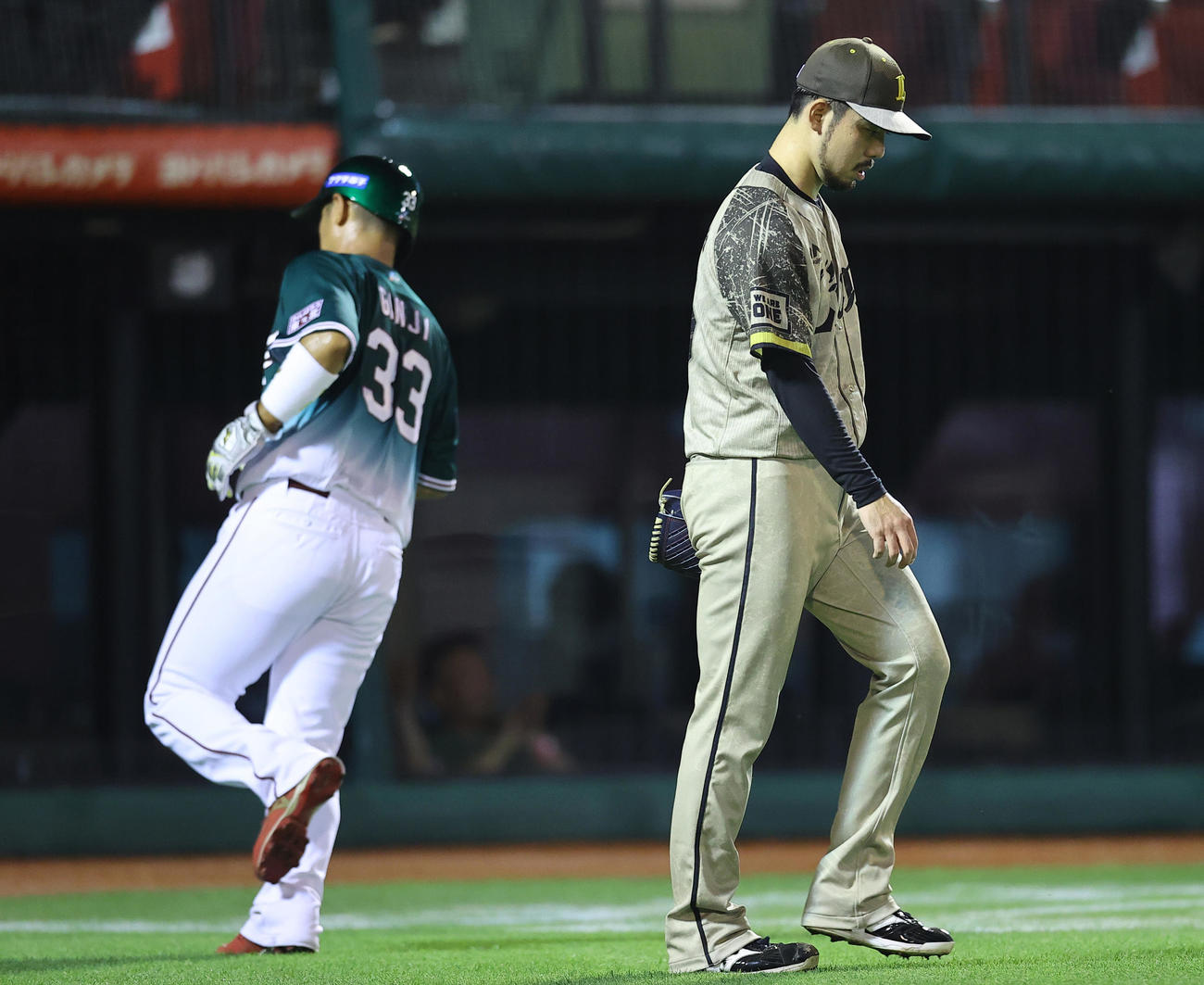 楽天対西武　8回裏楽天1死満塁、岡島の犠飛で失点する本田（撮影・垰建太）