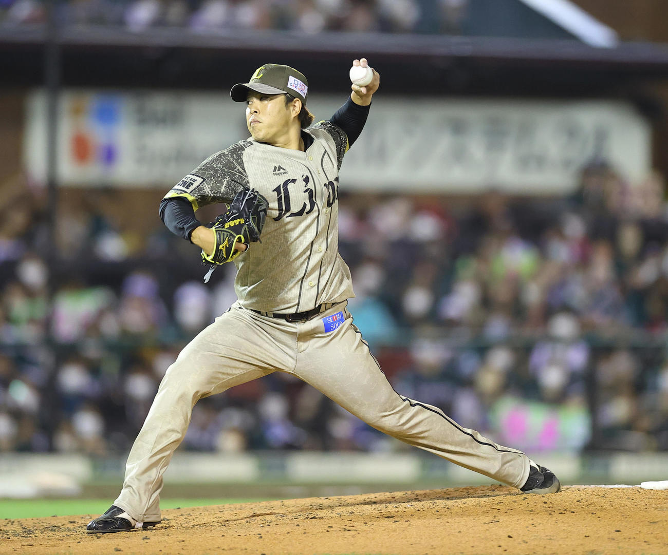 楽天対西武　7回裏楽天2死一、二塁、西武2番手で登板し力投する公文（撮影・垰建太）