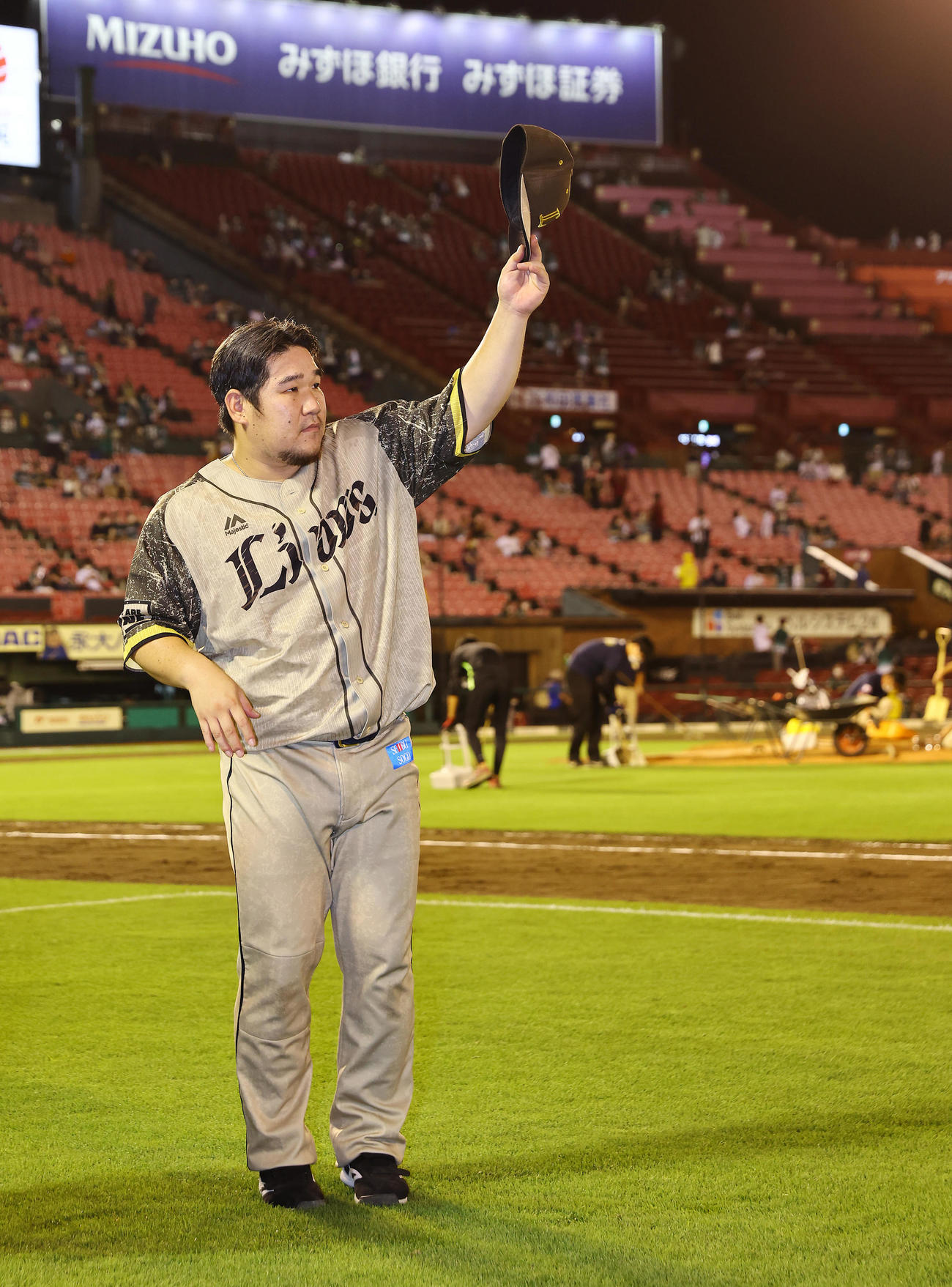 楽天対西武　通算450号本塁打と1000得点を同時に達成した西武中村はファンに応える（撮影・垰建太）