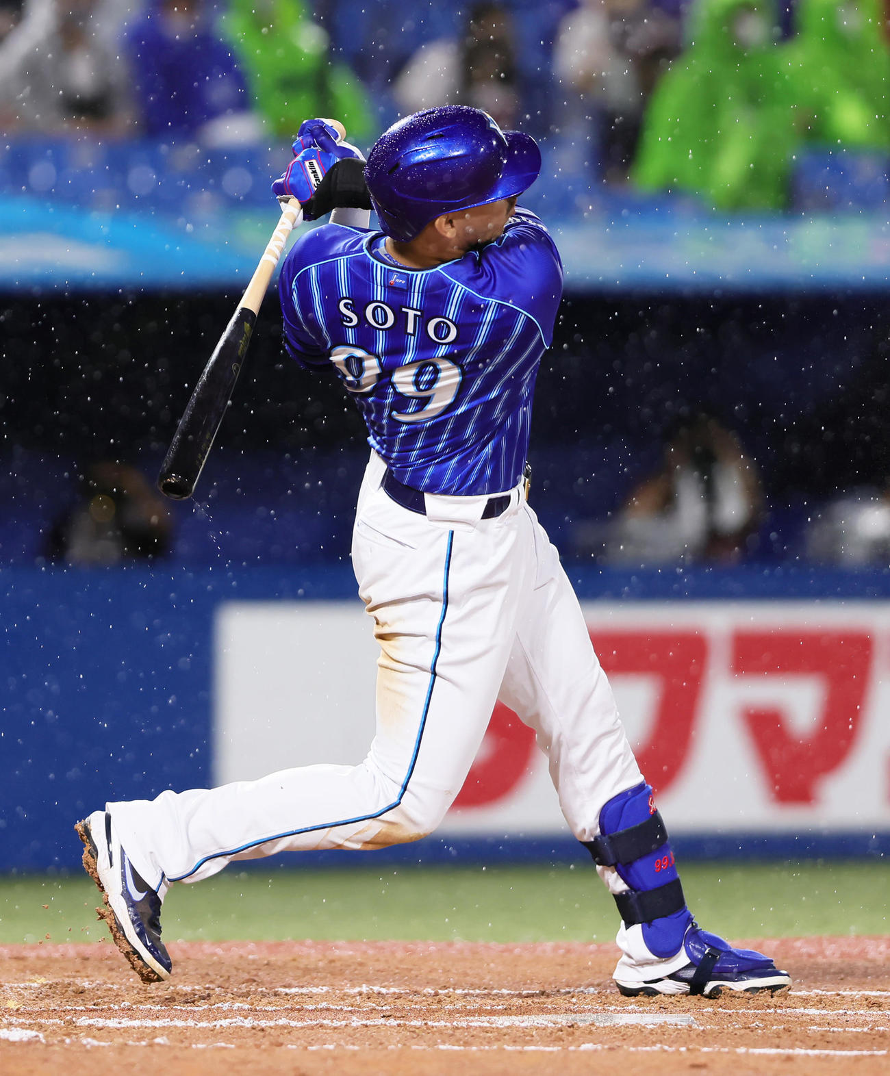ヤクルト対DeNA  6回表DeNA無死一塁、ソトは左中間へ2点本塁打を放つ（撮影・足立雅史）