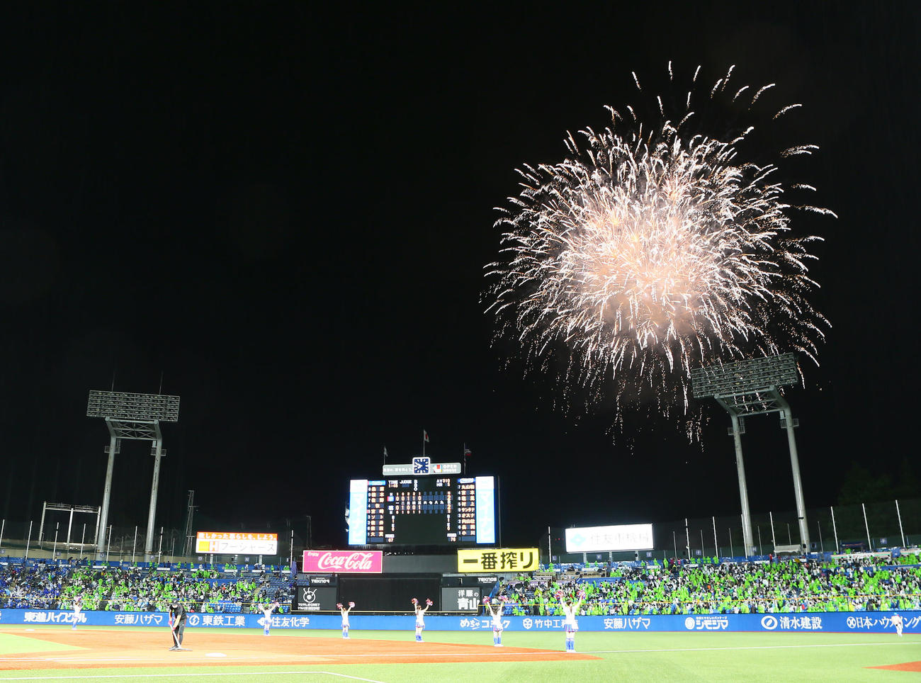 ヤクルト対DeNA  5回終了後、神宮の夜空に打ち上がる花火（撮影・足立雅史）