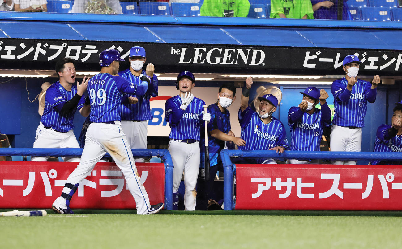 ヤクルト対DeNA  6回表DeNA無死一塁、ソト（左から2人目）は左中間へ2点本塁打を放ち牧（左端）らに迎えられる（撮影・足立雅史）