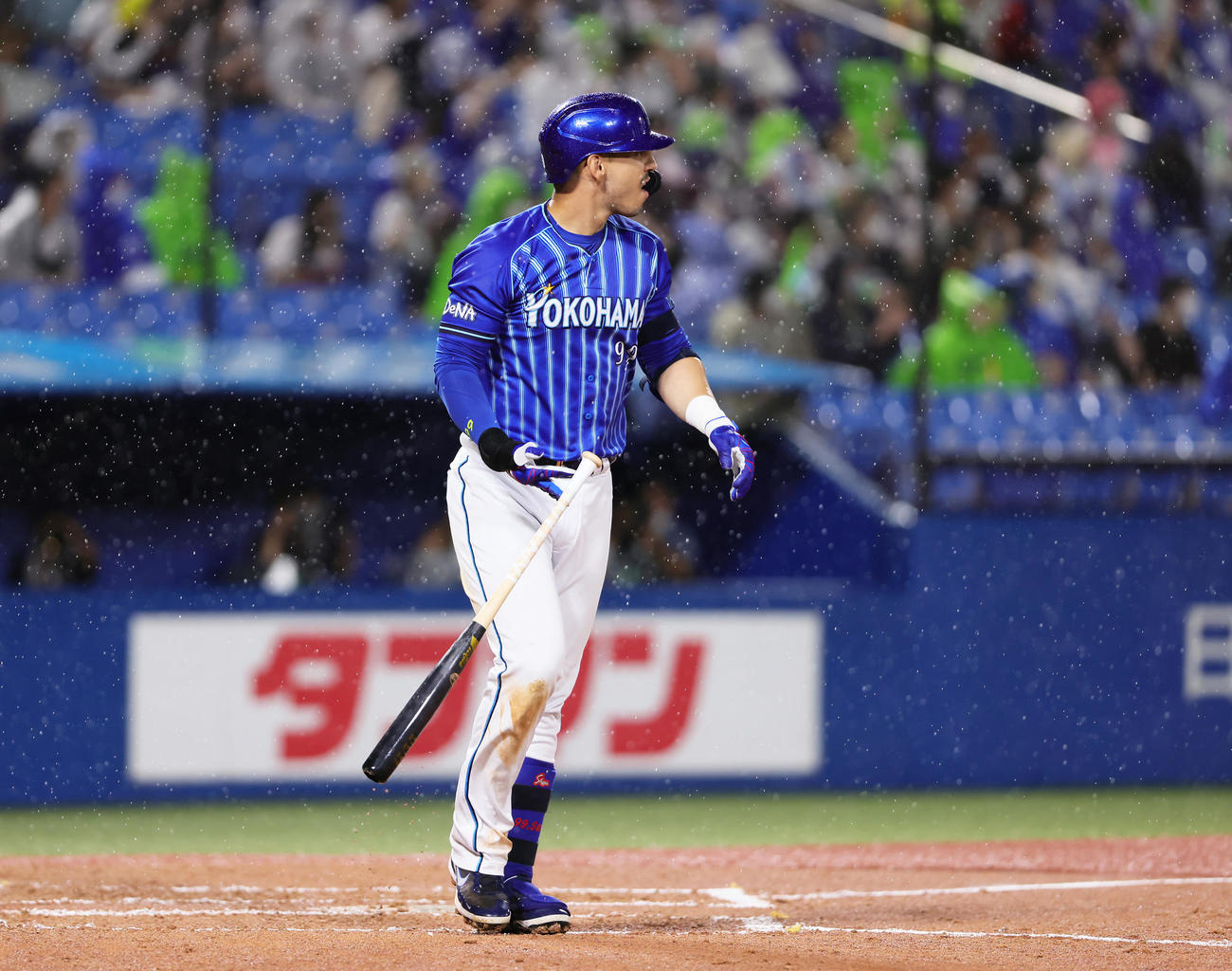 ヤクルト対DeNA  6回表DeNA無死一塁、ソトは左中間へ2点本塁打を放つ（撮影・足立雅史）