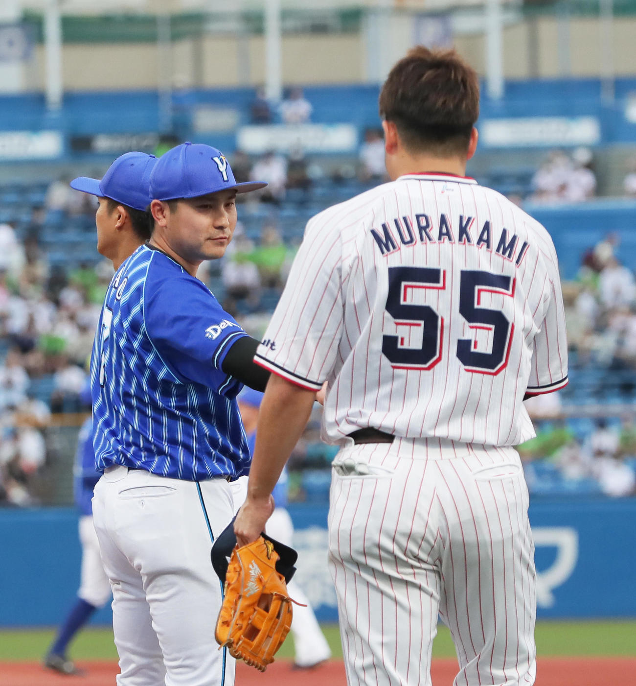 試合前、会話を交わすDeNA佐野（左）とヤクルト村上（撮影・足立雅史）