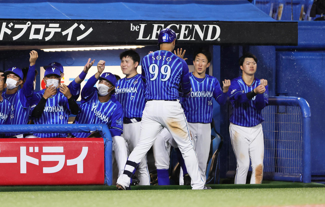 ヤクルト対DeNA  6回表DeNA無死一塁、ソト（中央背番号99）は左中間へ2点本塁打を放ち大貫（右から2人目）らに迎えられる（撮影・足立雅史）