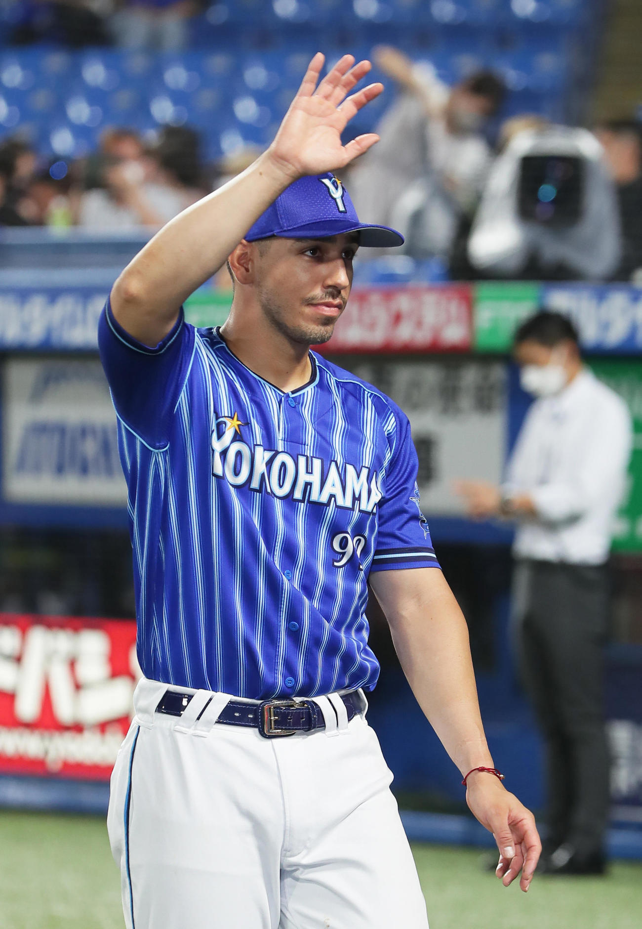 ヤクルト対DeNA試合後、勝ち越し2点本塁打のソトはスタンドに手を振って応える（撮影・足立雅史）