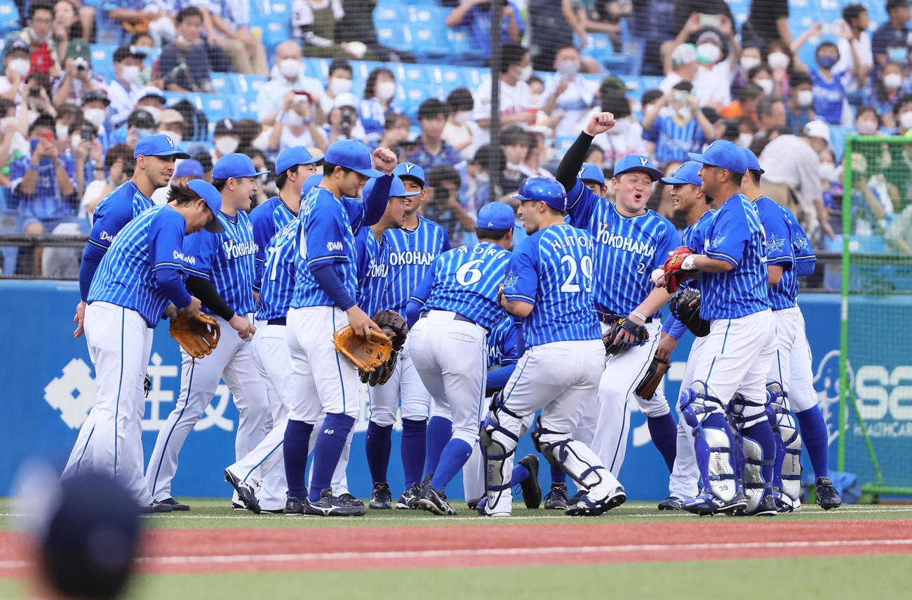 試合前、円陣で勝ちどきを上げるDeNA牧（右から4人目）ら（撮影・足立雅史）