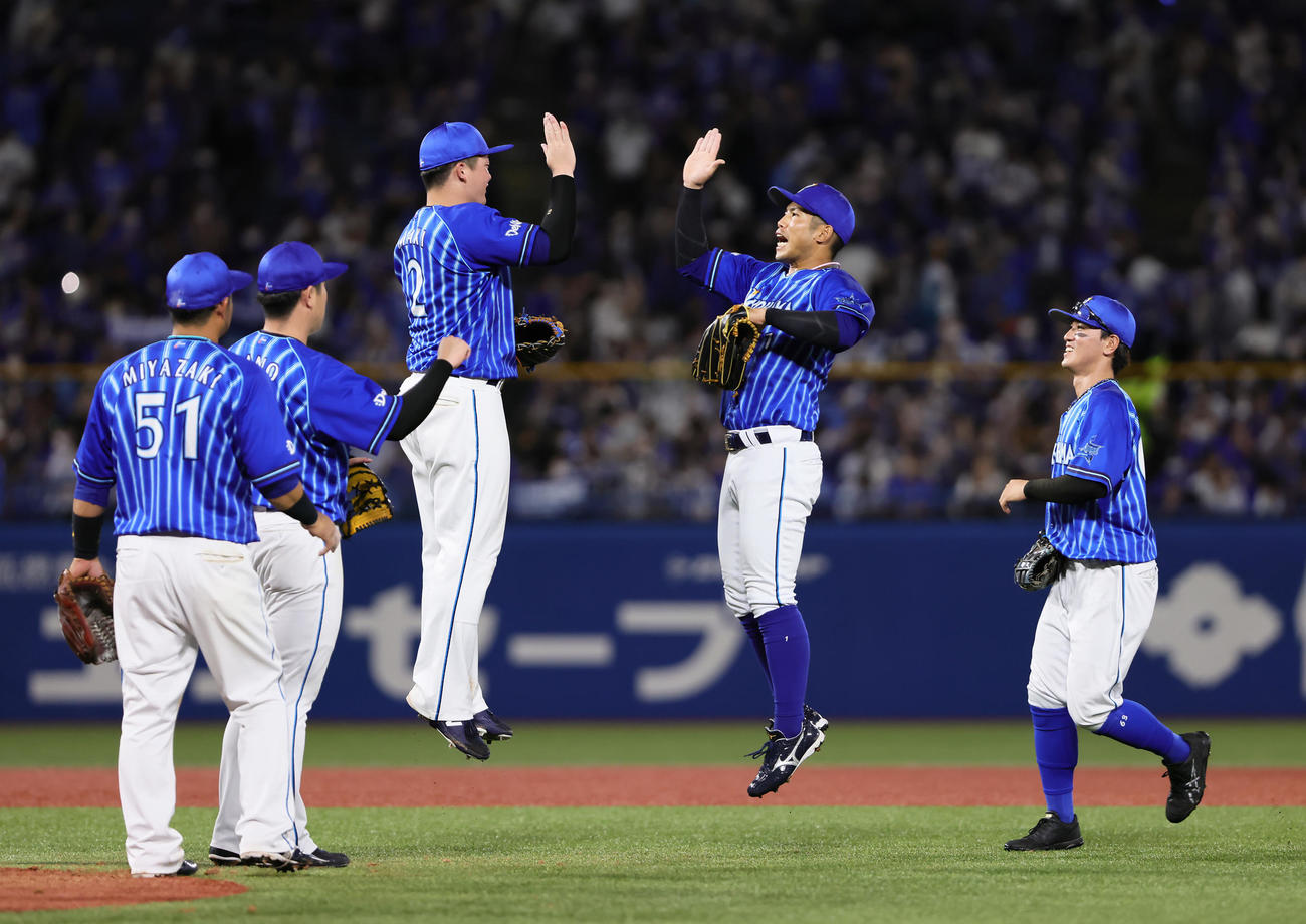 ヤクルト対DeNA勝利し、ジャンプでタッチを交わすDeNA牧（中央左）と桑原（同右）（撮影・足立雅史）