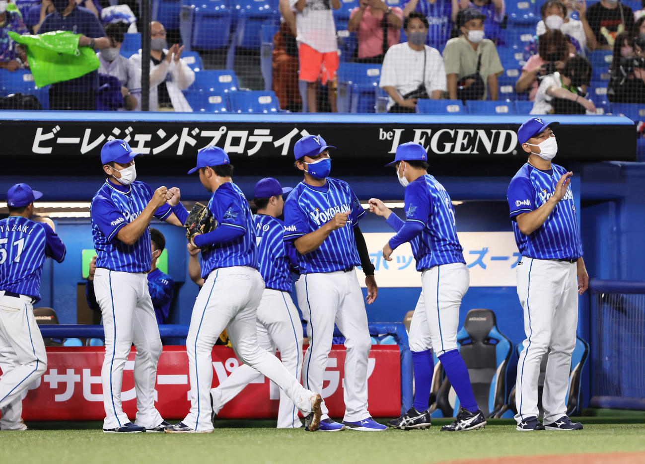 ヤクルト対DeNA勝利しタッチでナインを迎えるDeNA三浦監督（左から2人目）（撮影・足立雅史）