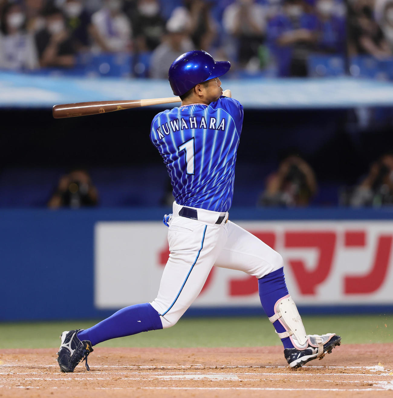 ヤクルト対DeNA  3回表DeNA1死二塁、桑原は左越え適時二塁打を放つ（撮影・足立雅史）
