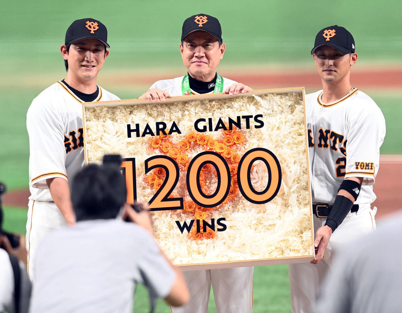 巨人対広島　通算1200勝を達成した巨人原監督は、選手から記念品を贈られ笑顔（撮影・たえ見朱実）