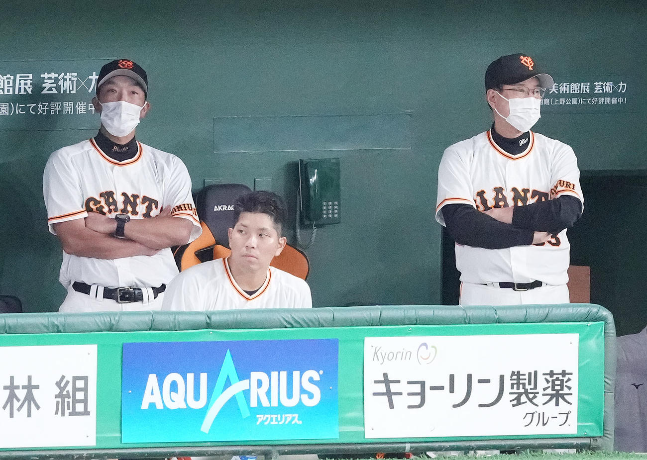 巨人対広島　ベンチで浮かない表情の巨人原監督（右）（撮影・鈴木みどり）