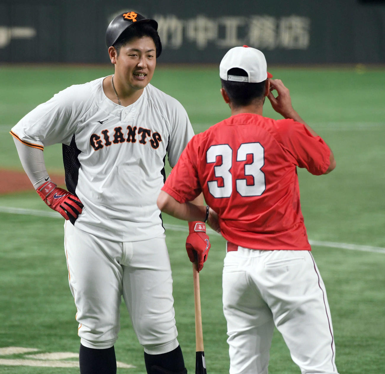 巨人対広島　広島菊池涼と談笑する巨人岡本和（撮影・たえ見朱実）