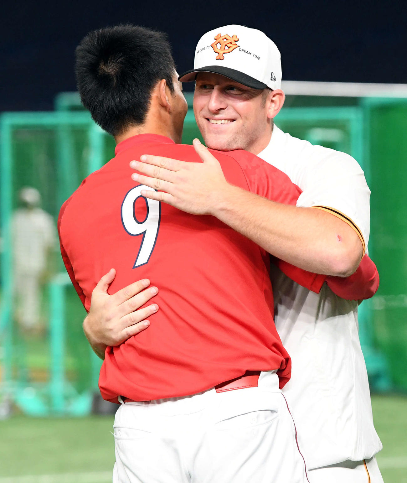 巨人対広島　広島秋山翔吾と抱き合う巨人クロール（撮影・たえ見朱実）