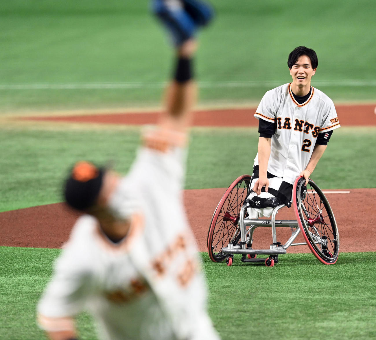 巨人対広島　始球式を務めた東京パラリンピック男子車いすバスケット銀メダリストの鳥海連志（撮影・たえ見朱実）