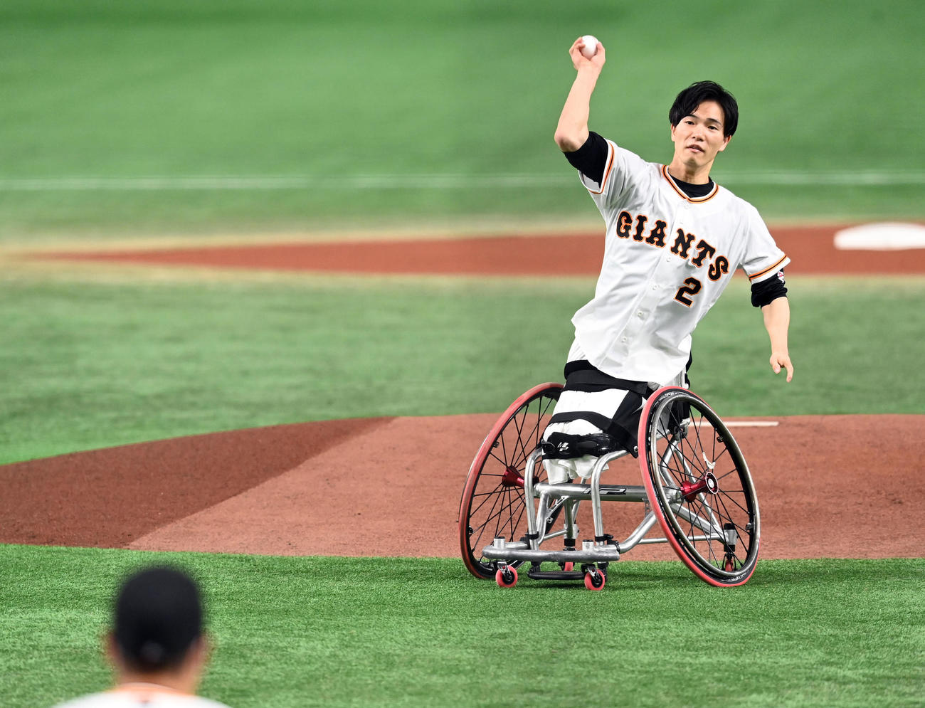 巨人対広島　始球式を務めた東京パラリンピック男子車いすバスケット銀メダリストの鳥海連志（撮影・たえ見朱実）