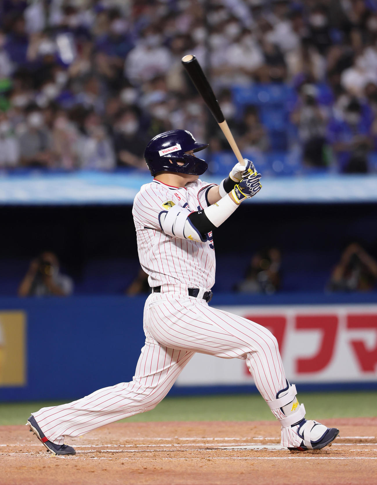 ヤクルト対DeNA  2回裏ヤクルト無死、村上は中越え本塁打を放つ（撮影・足立雅史）