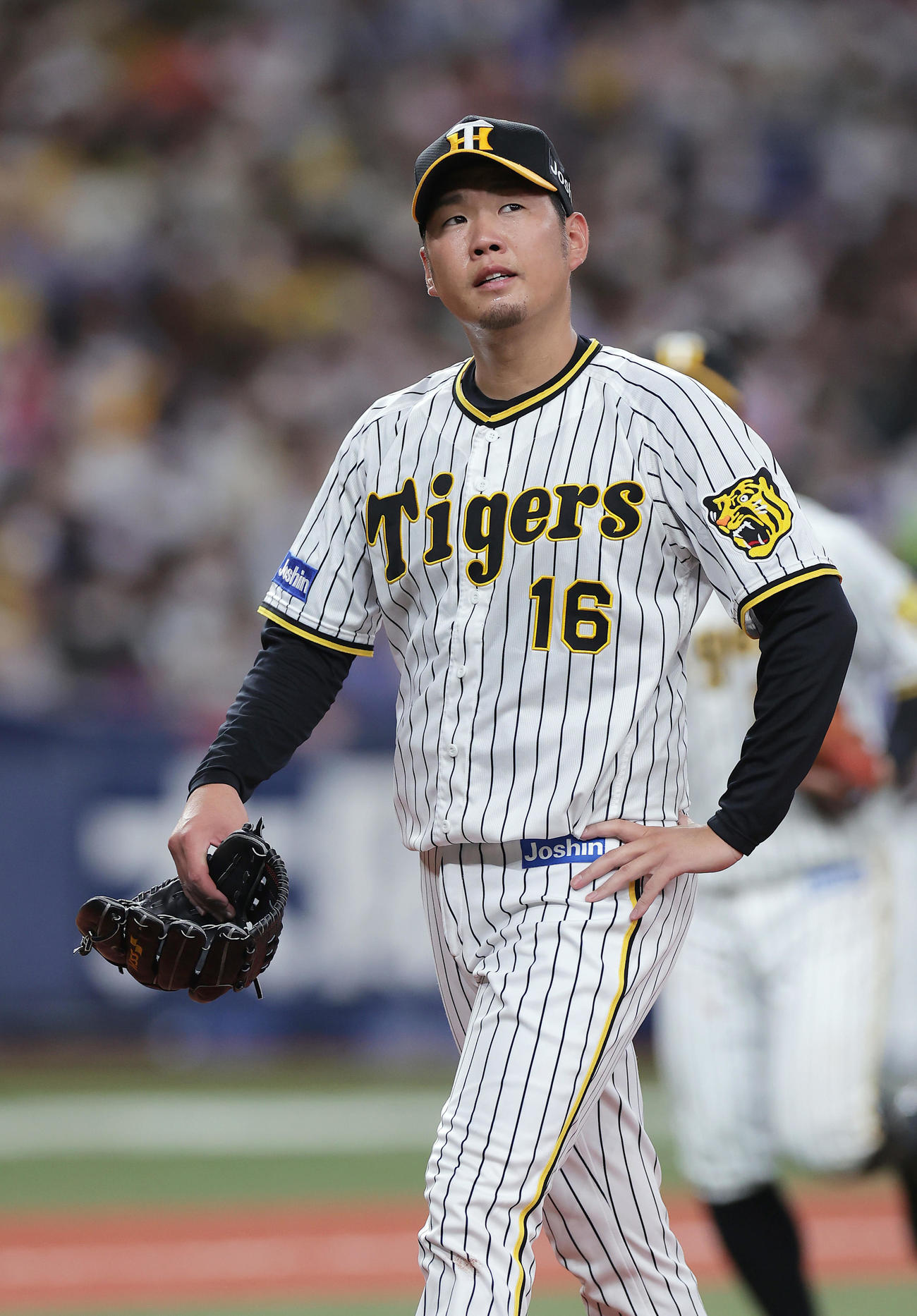 阪神対中日　8回表を投げ終え、悔しそうにベンチへ戻る阪神西勇（撮影・前田充）