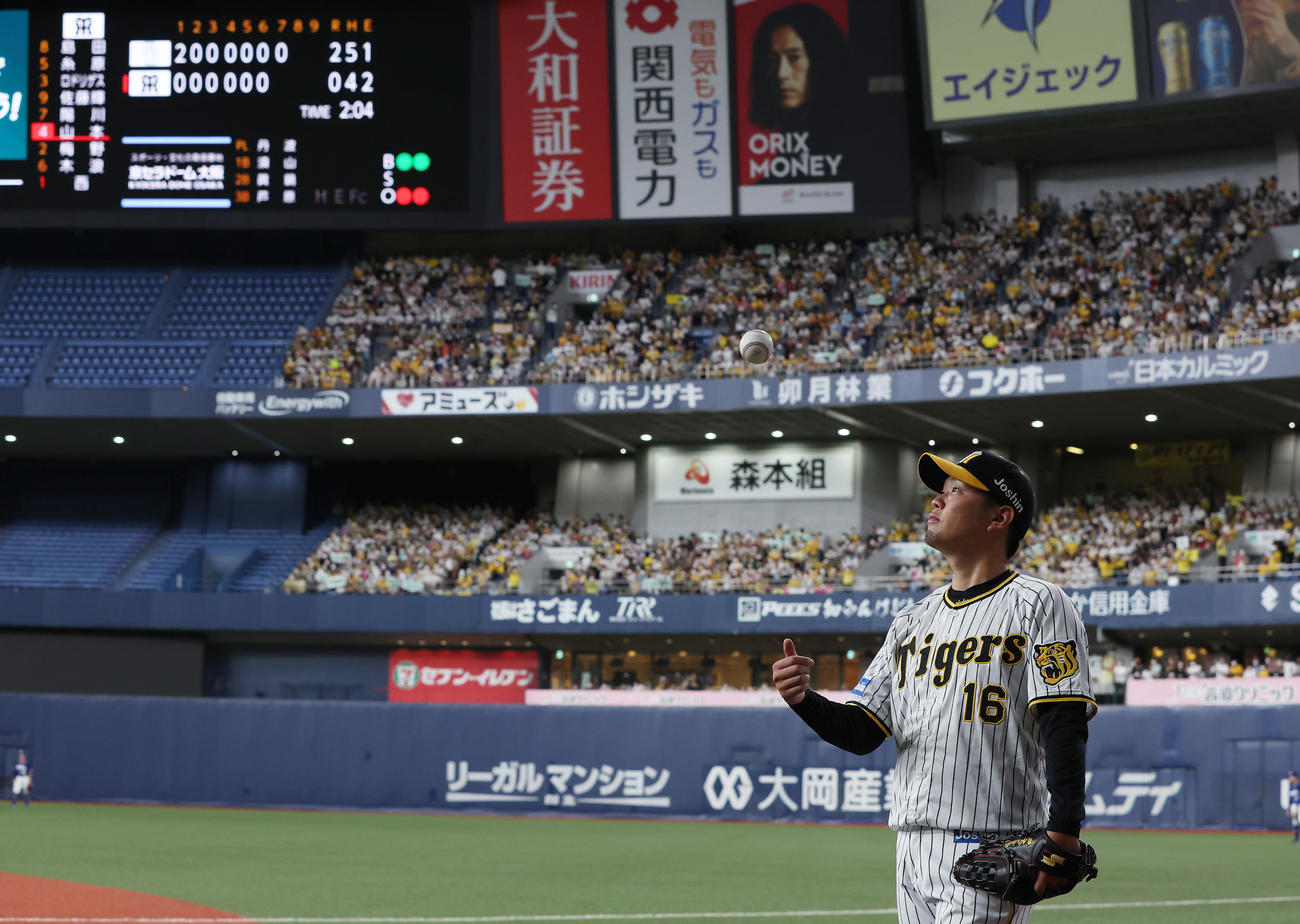 阪神対中日　7回裏の攻撃中、投球の準備をする阪神西勇（撮影・前田充）