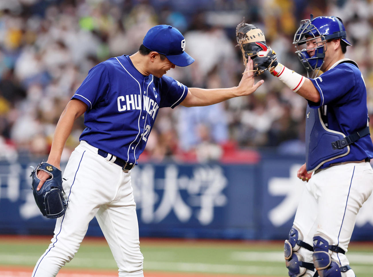 阪神対中日　阪神に勝利し木下（右）とタッチする大野雄（撮影・加藤哉）