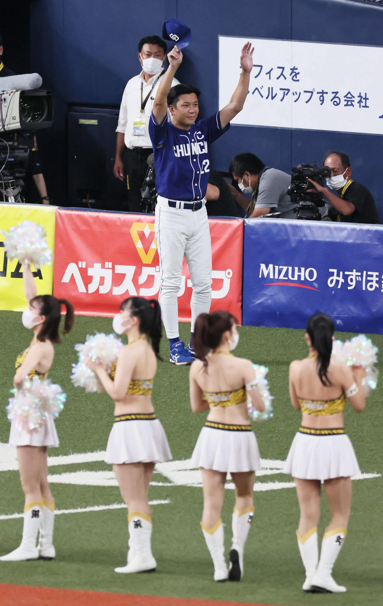 阪神対中日　完封勝利を挙げた大野は、タイガースガールズの向こう側で声援に応える（撮影・宮崎幸一）