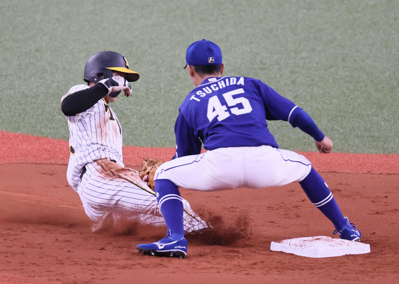 阪神対中日　3回裏阪神2死一塁、打者糸原の時、二盗を試みた島田は一時はセーフの判定も、リプレー検証でアウトとなる（撮影・宮崎幸一）