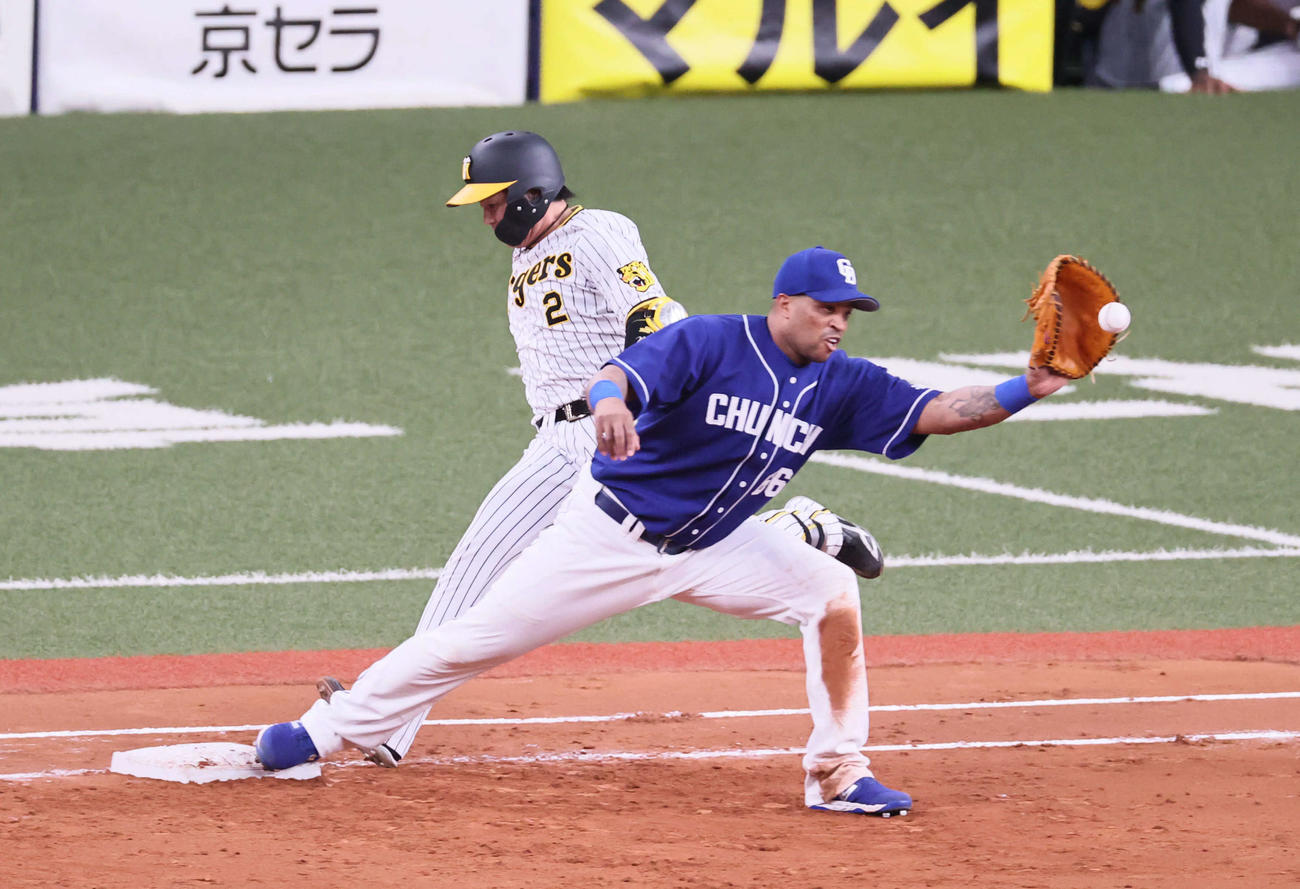 阪神対中日　2回裏阪神1死一塁、梅野は遊ゴロ併殺打に倒れる（撮影・宮崎幸一）