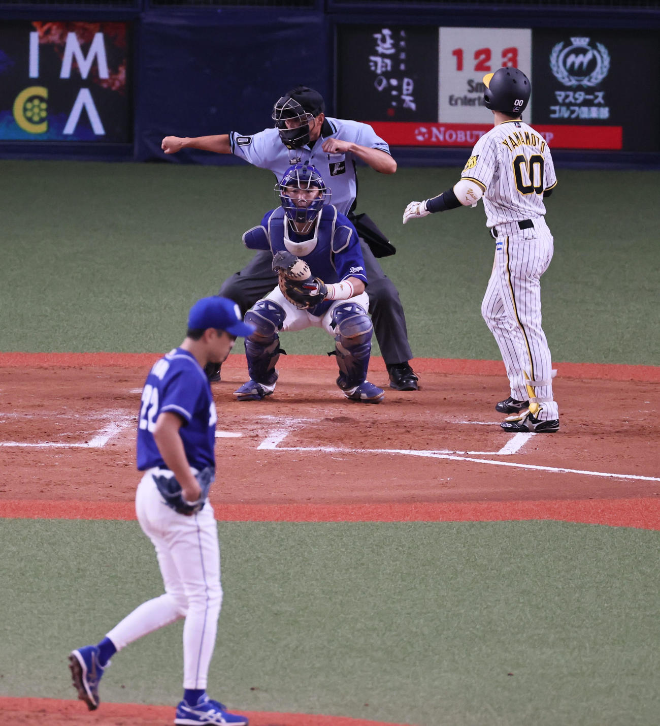 阪神対中日　7回裏阪神2死一、三塁、山本は見逃し三振に倒れる（撮影・宮崎幸一）